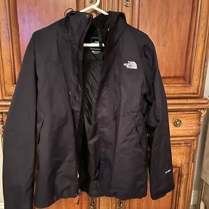 Like new, North Face men’s black Antora rain jacket. Size medium